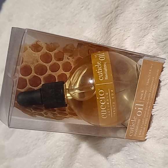 cuccio Other - Cuccio Naturale cuticle revitalizing oil